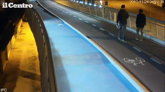 Pescara, i vandali di piazza Salotto incastrati da una telecamera