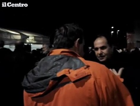 L'Aquila, centinaia chiedono al sindaco di restare