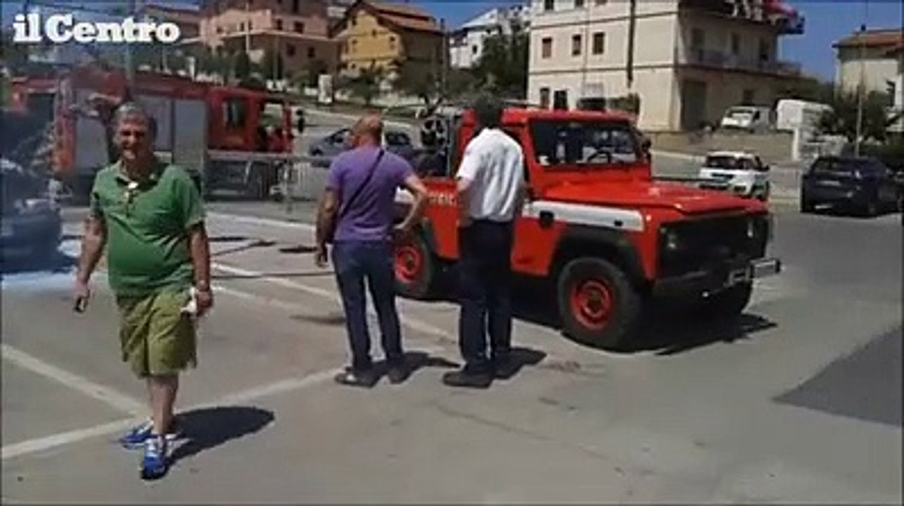 Lanciano, auto va a fuoco davanti al centro commerciale "La Fontana"