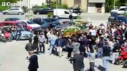 Silvi, motociclette e lacrime per l'ultimo saluto a Pasquale