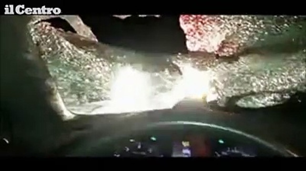 Le corna del cervo investito sfondano il parabrezza, paura sulla statale a Bugnara