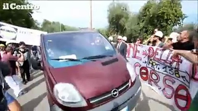 I 35 saggi di Letta in Abruzzo, l'arrivo tra proteste e fischi