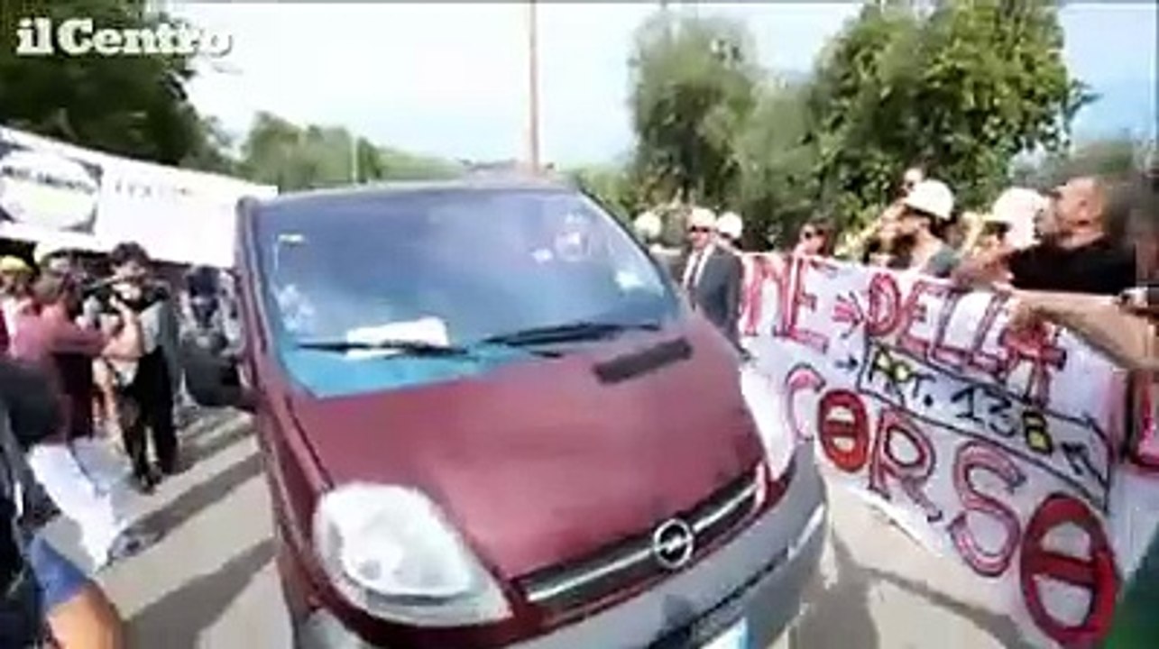 I 35 saggi di Letta in Abruzzo, l'arrivo tra proteste e fischi