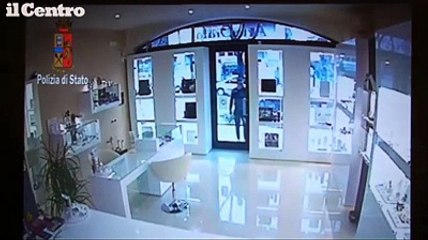 Vasto, ecco l'assalto con la pistola alla gioielleria