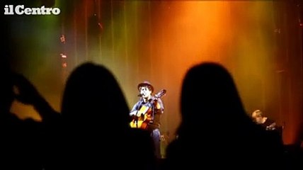 Mannarino canta "Me so 'mbriacato", delirio al Massimo di Pescara