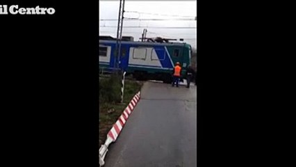 Teramo, scappa dopo aver forzato il passaggio a livello e distrutto le sbarre