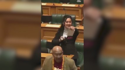 El impactante momento en el que parlamentarios de Nueva Zelanda protestan con una 'haka'