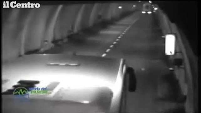 Bus in fiamme sotto il Gran Sasso, ecco come l'autista ha salvato 47 passeggeri