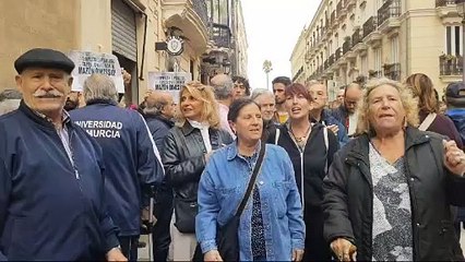 "Expliqueu la veritat!": protestes davant les Corts per a demanar la dimissió de Mazón
