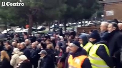 Cori e applausi ai funerali