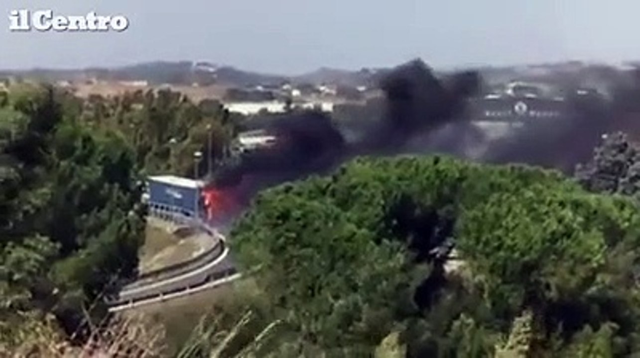 Paura sull'A14, Tir in fiamme nel casello Chieti-Pescara