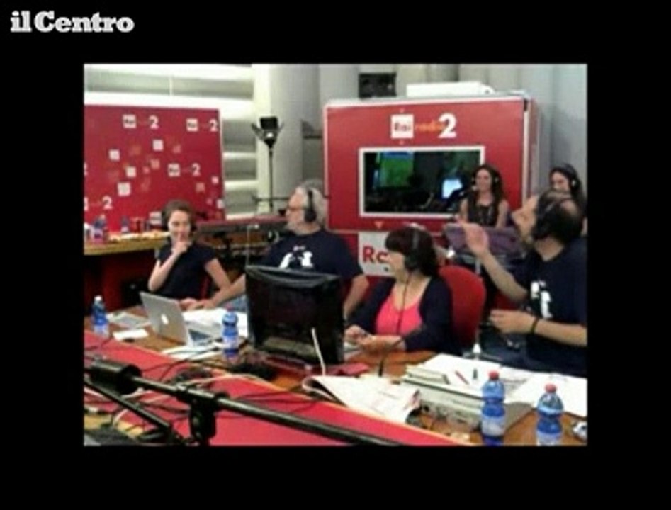 La senatrice Pezzopane a Un giorno da Pecora canta con Simone