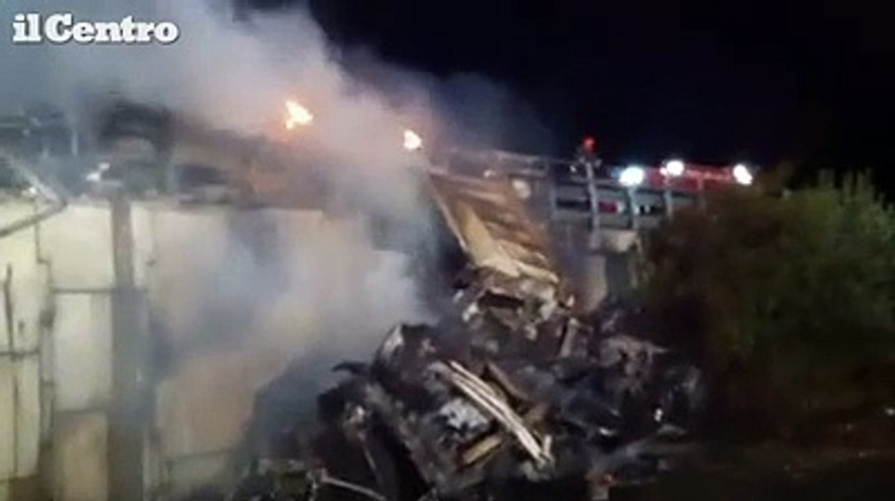 Teramo, Tir tampona un'auto e si ribalta nella scarpata: autista muore nel rogo