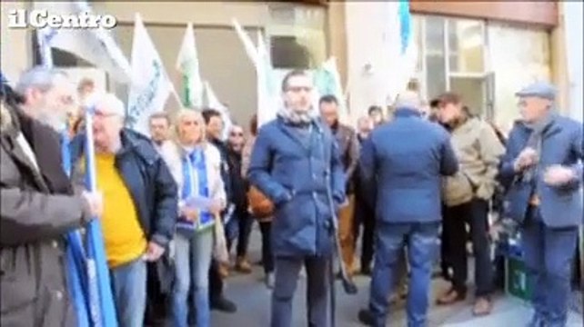 Chieti, centinaia di negozianti protestano in piazza