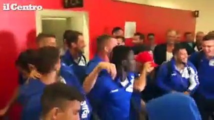 Calciatori e mogli fanno festa al ritiro bagagli in aeroporto