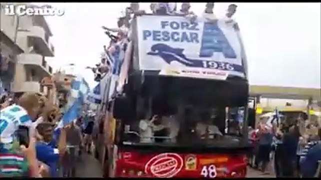 Sebastiani e Oddo fanno il bagno con lo champagne ai tifosi