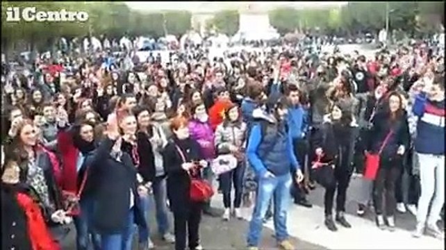 No al femminicidio, corteo e flah mob degli studenti ad Avezzano