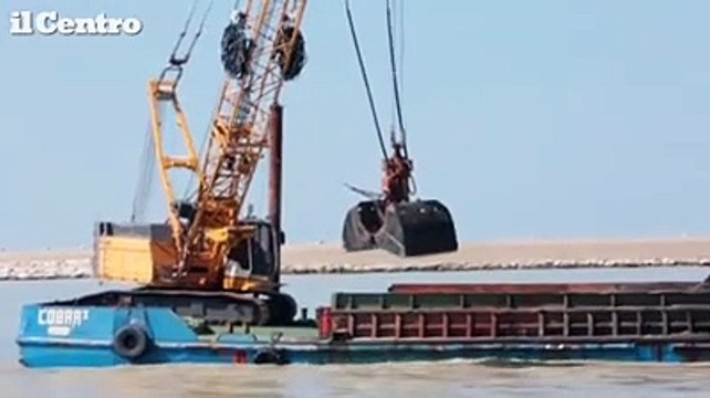 Pescara, il mistero della draga che rimette la sabbia nel porto