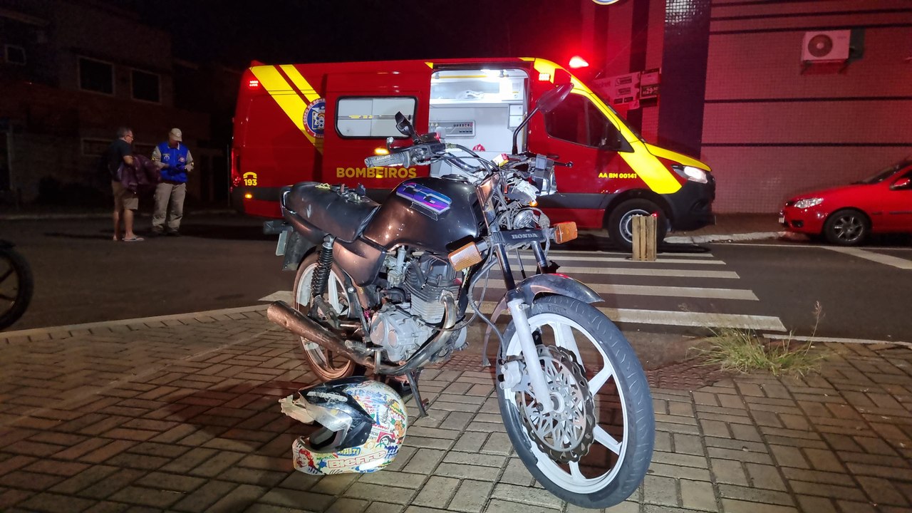 Motociclista sofre queda após salto em quebra-molas na Rua Itália, em Cascavel