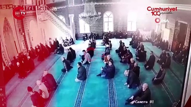 Rize'nin Hemşin ilçesinde meydana gelen 4.7 büyüklüğündeki deprem anında camide bulunan vatandaşların yaşadığı panik anları kameraya böyle yansıdı.