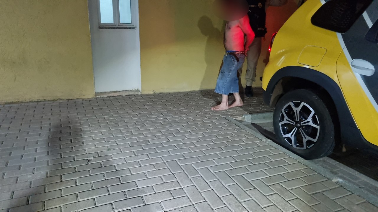 Homem é detido após tentar agredir familiares com faca em Cascavel