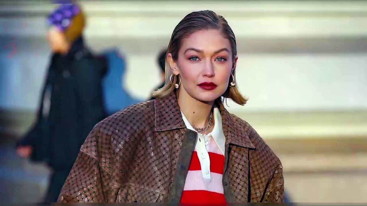 Élégante et chic, cette coiffure des années 90 fait un retour remarqué cette saison