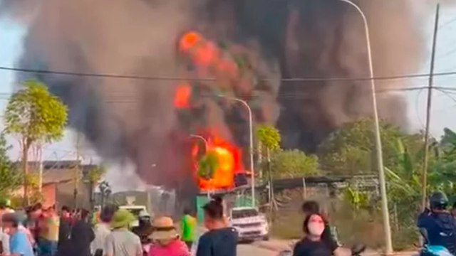 Cháy lớn tại xưởng sản xuất bao bì ở Hà Nội