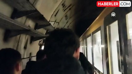 İstanbul'da sürücüsüz metro 5 durağı pas geçti, yolcular panikledi
