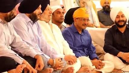 गुरु नानक जयंती पर अरविंद केजरीवाल ने गुरुद्वारा रकाब गंज में टेका मत्था