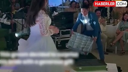Damattan geline ilginç hediye: 17 bin doları halı gibi gelinin önünde serdi
