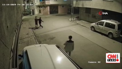 Sokakta yürüyen gence yumruklu saldırı!