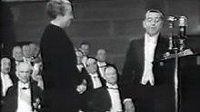 Gabriela Mistral aceptando el Premio Nobel