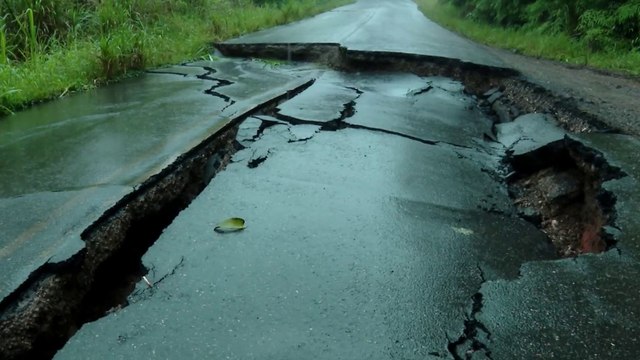 tn7-hundimiento-provocado-por-lluvias-inpide-acceso-a-puerto-jimenez-151124