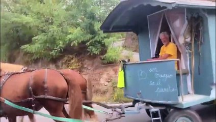 In giro per il mondo con un mezzo alternativo trainato da cavalli