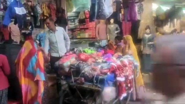 गर्म कपड़ों से सजी दुकानें, पहुंचने लगे खरीदार, रजाइयां भी होने लगी तैयार