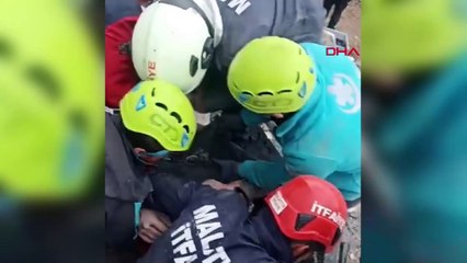 Ağır hasarlı bina yıkım sırasında çöktü! Bir işçi enkaz altından yaralı kurtarıldı