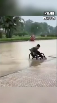 Il glisse de son fauteuil roulant puis reçoit un précieux soutien