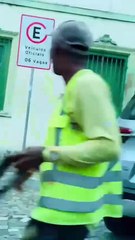 Agente da Transalvador é flagrado em comportamento suspeito com mulher em viatura