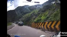 Frana investe una colonna di camion - Landslide hits convoy of trucks