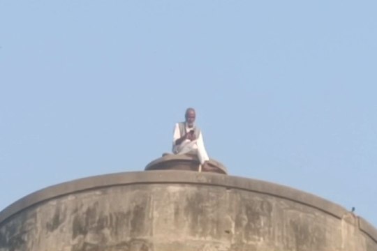 swmM: अवैध बजरी परिवहन के खिलाफ 11 घंटे तक टंकी पर चढ़े पंचायत समिति सदस्य, ग्रामीणों ने लगाया जाम