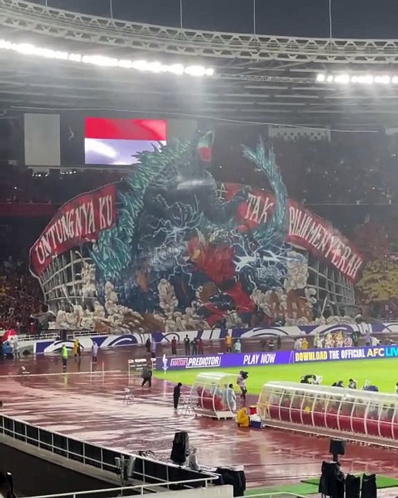 Momen Suporter Timnas Pamerkan Koreo Formasi Gundala vs Godzilla Saat Indonesia vs Jepang