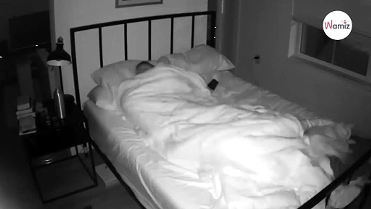 La caméra filme une femme dans son lit : une pe...