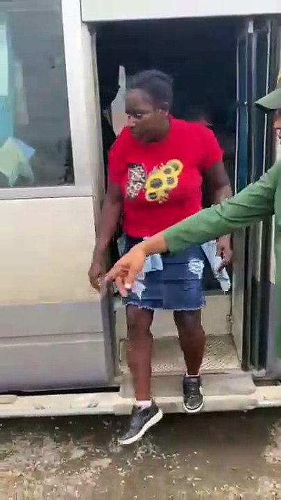 Detienen minibús en Montecristi que transportaba a 18 haitianos en estatus migratorio irregular