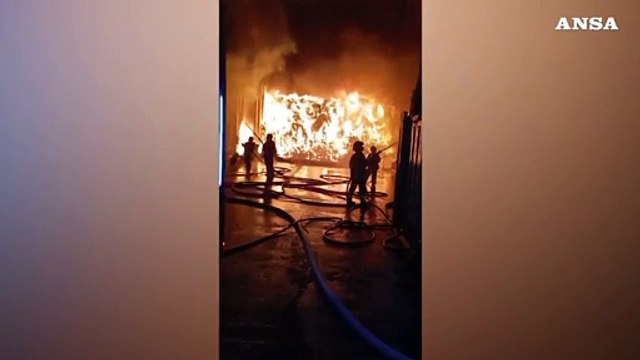 Fiamme in una ditta di rifiuti nel Barese, colonna di fumo visibile da diversi chilometri