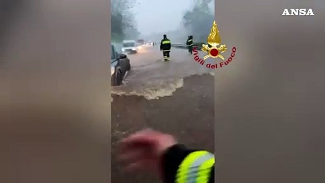 Maltempo in Sicilia, fiume esonda nel Catanese: persone soccorse dai vigili del fuoco