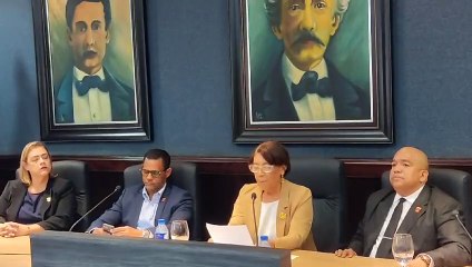 Amparo Custodio toma juramento pese al intento del PLD para evitar su designación como alcaldesa de La Vega