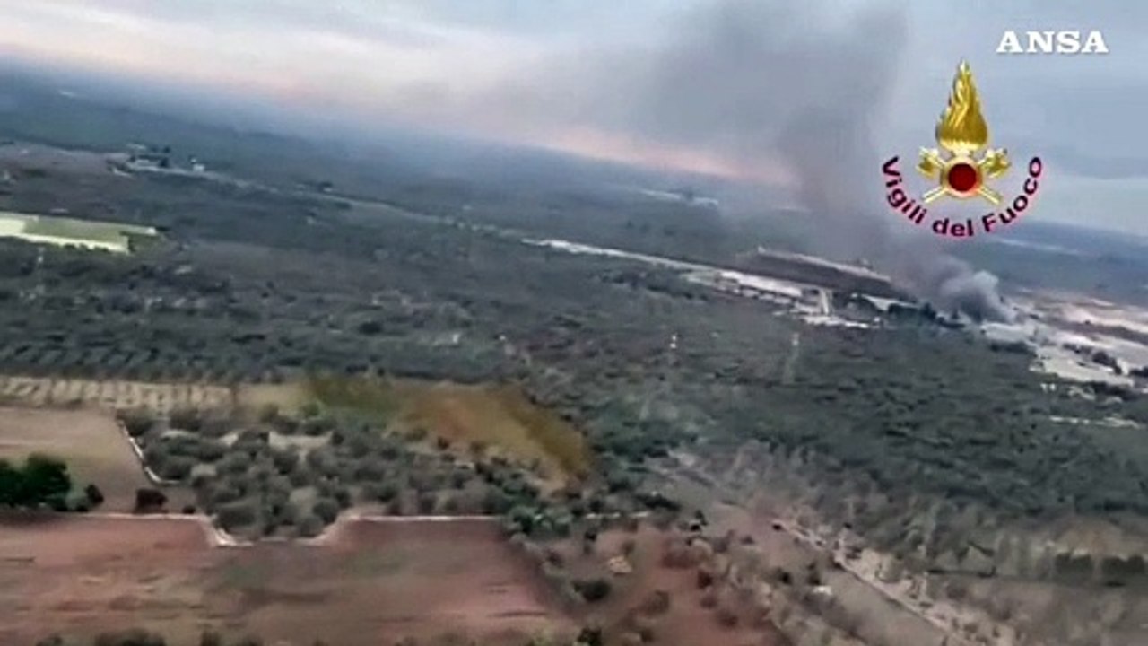 Fiamme in una ditta di rifiuti nel Barese, le immagini dall'alto