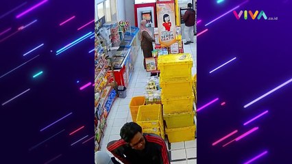 CCTV Jurus Jitu Pencurian Emak-emak, Jepit di Selangkangan
