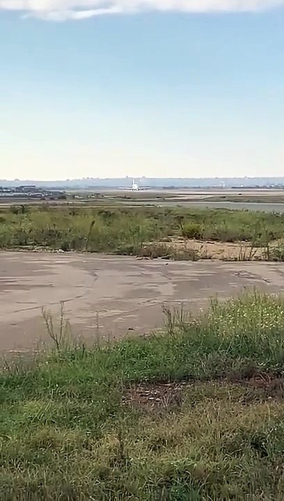 Cet avion Boeing 747 perd sa roue au décollage