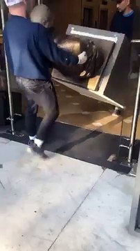 Así retiraban el busto de Néstor Kirchner de las oficinas de la ANSES